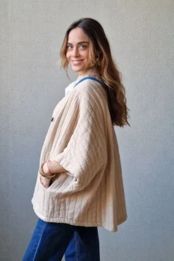 Chaqueta acolchada con botón beige