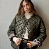 Chaqueta acolchada con detalles animal print verde