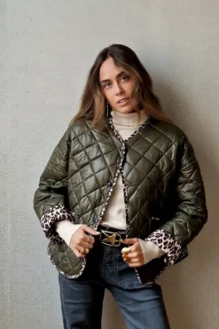 Chaqueta acolchada con detalles animal print verde