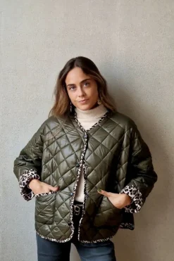 Chaqueta acolchada con detalles animal print verde