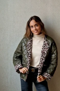 Chaqueta acolchada con detalles animal print verde