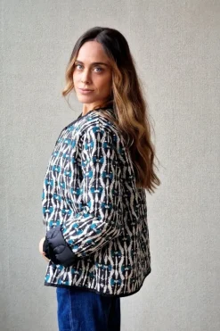 Chaqueta acolchada ikat negra