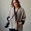 Chaqueta beige acolchada estampado negro