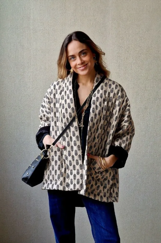 Chaqueta beige acolchada estampado negro