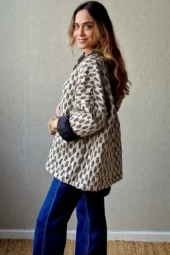 Chaqueta beige acolchada estampado negro
