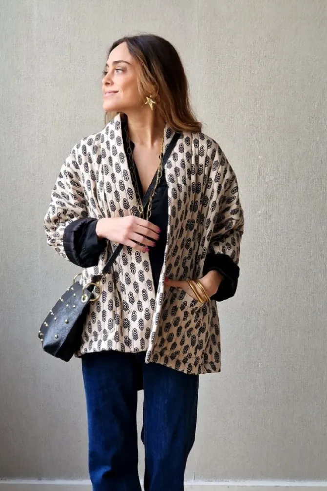 Chaqueta beige acolchada estampado negro
