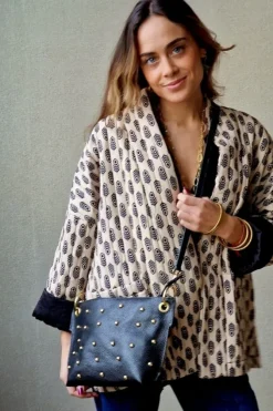 Chaqueta beige acolchada estampado negro