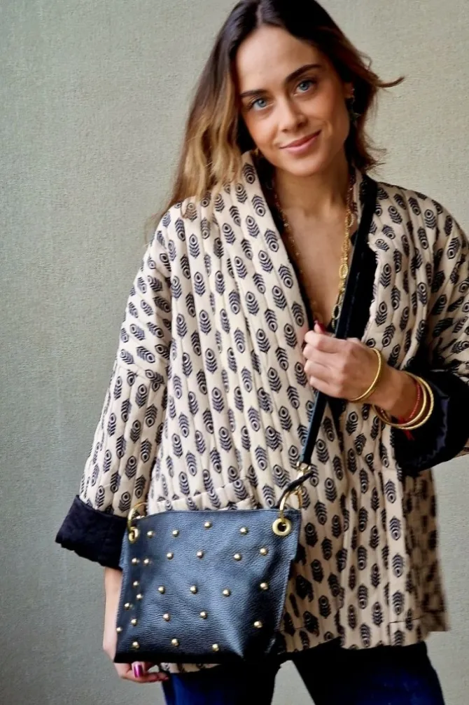 Chaqueta beige acolchada estampado negro