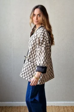 Chaqueta beige acolchada estampado negro