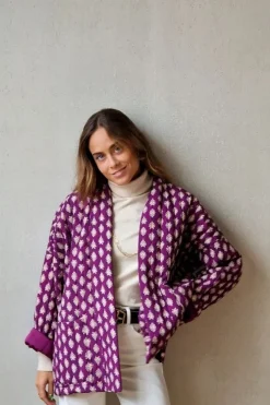 Chaqueta berenjena acolchada estampada