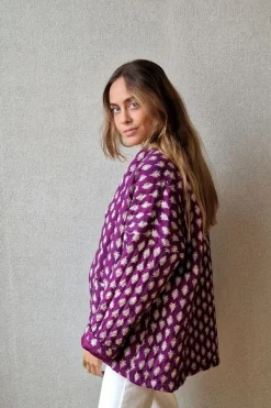 Chaqueta berenjena acolchada estampada