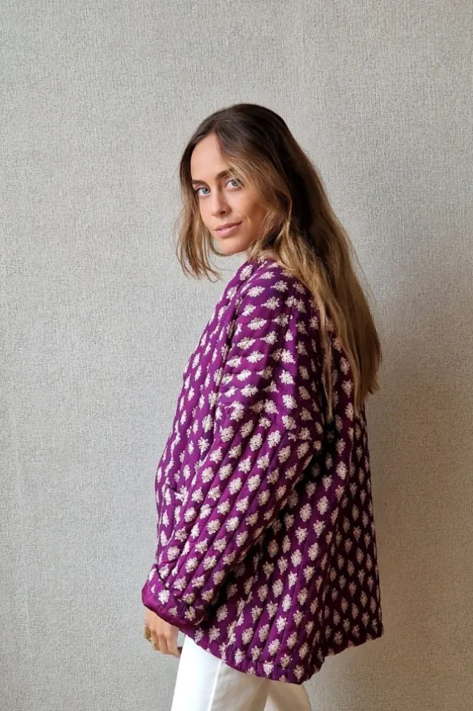 Chaqueta berenjena acolchada estampada