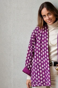 Chaqueta berenjena acolchada estampada