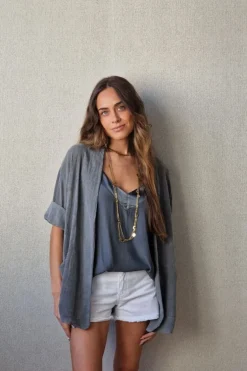 Chaqueta corta tipo lino en color gris