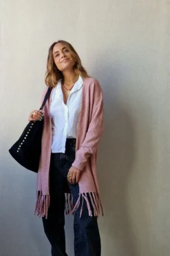 Chaqueta rosa con flecos en la parte inferior