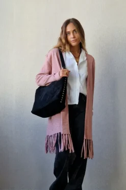 Chaqueta rosa con flecos en la parte inferior