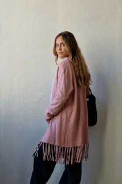 Chaqueta rosa con flecos en la parte inferior