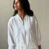 Chaqueta tipo bomber con cremalleras blanca