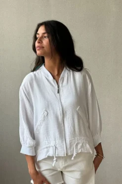 Chaqueta tipo bomber con cremalleras blanca
