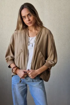 Chaqueta tipo bomber con cremallera camel