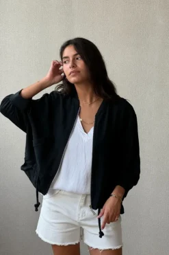Chaqueta tipo bomber con cremalleras negra