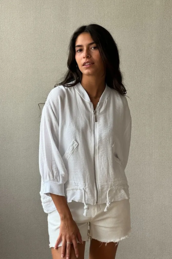 Chaqueta tipo bomber con cremalleras blanca
