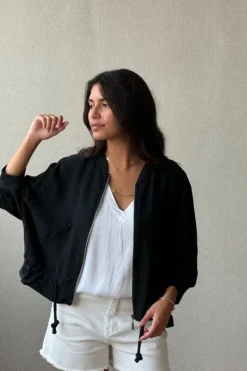Chaqueta tipo bomber con cremalleras negra