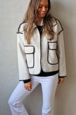 Chaquetón de paño crudo con pespuntes negro