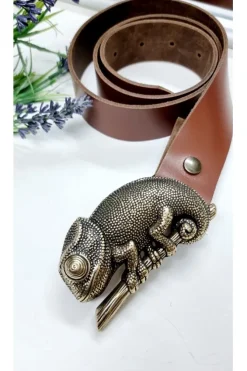 Cinturón de piel camel con hebilla camaleón dorado