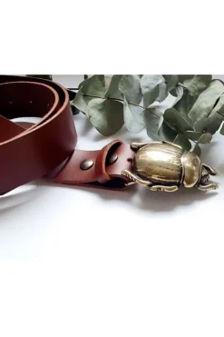 Cinturón de piel camel con hebilla escarabajo