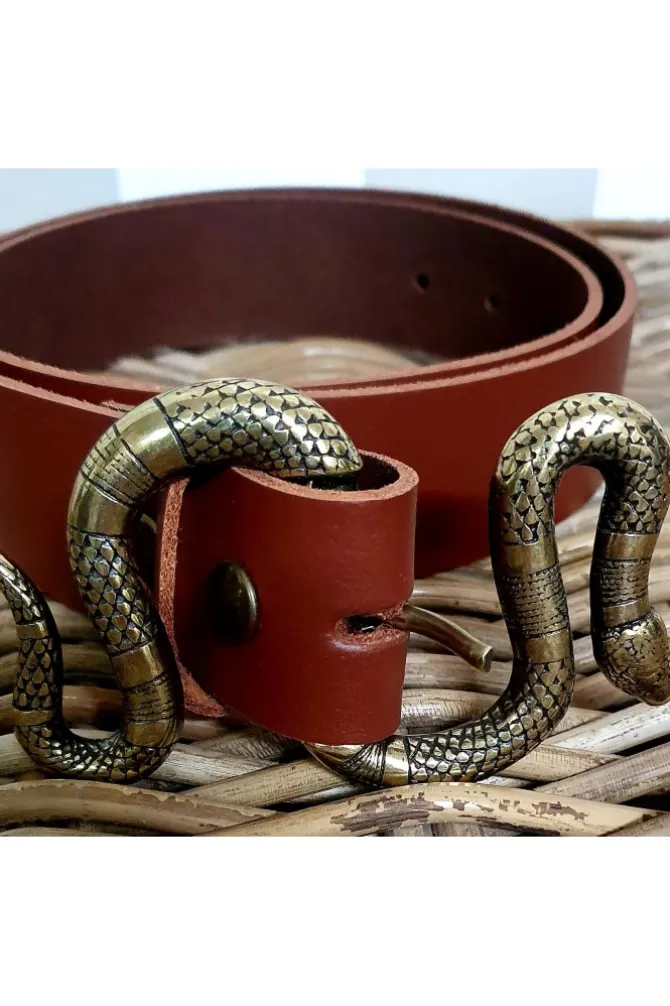 Cinturón de piel camel con hebilla serpiente