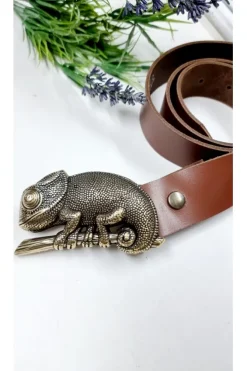 Cinturón de piel camel con hebilla camaleón dorado
