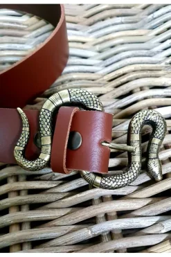 Cinturón de piel camel con hebilla serpiente