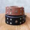 Cinturón de piel con tachuela y estrellas camel