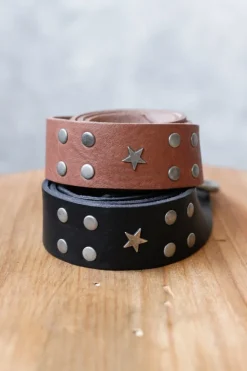 Cinturón de piel con tachuela y estrellas camel