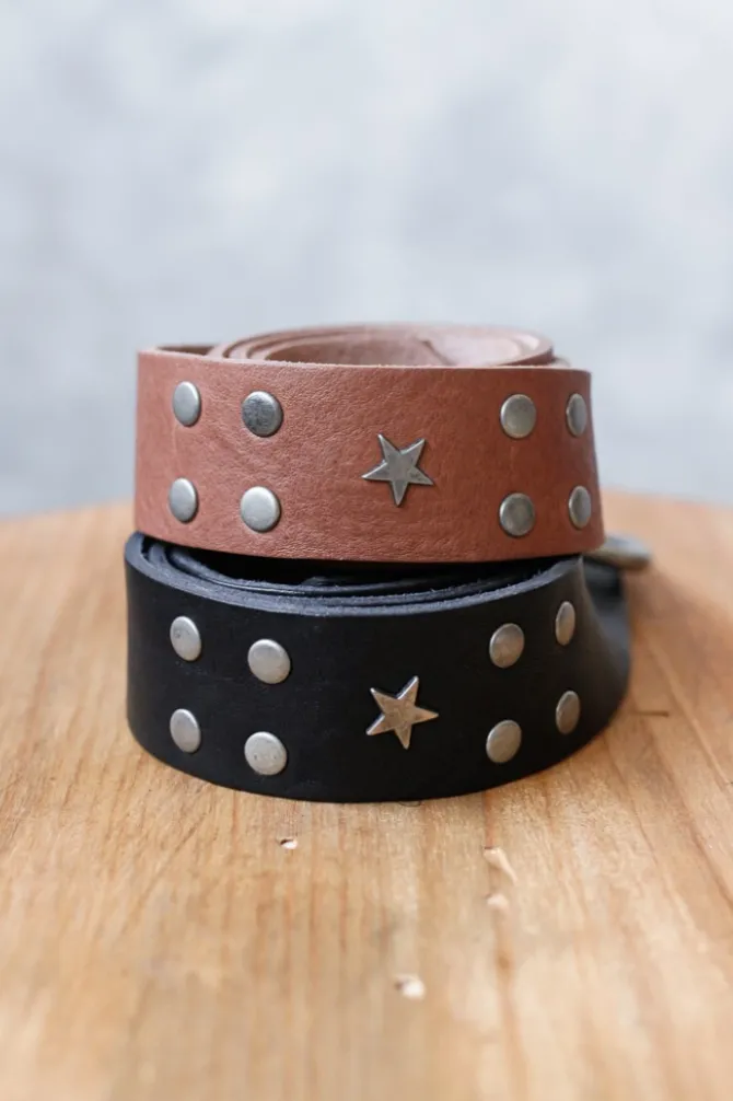Cinturón de piel con tachuela y estrellas camel