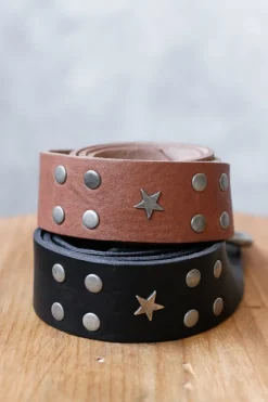 Cinturón de piel con tachuela y estrellas camel