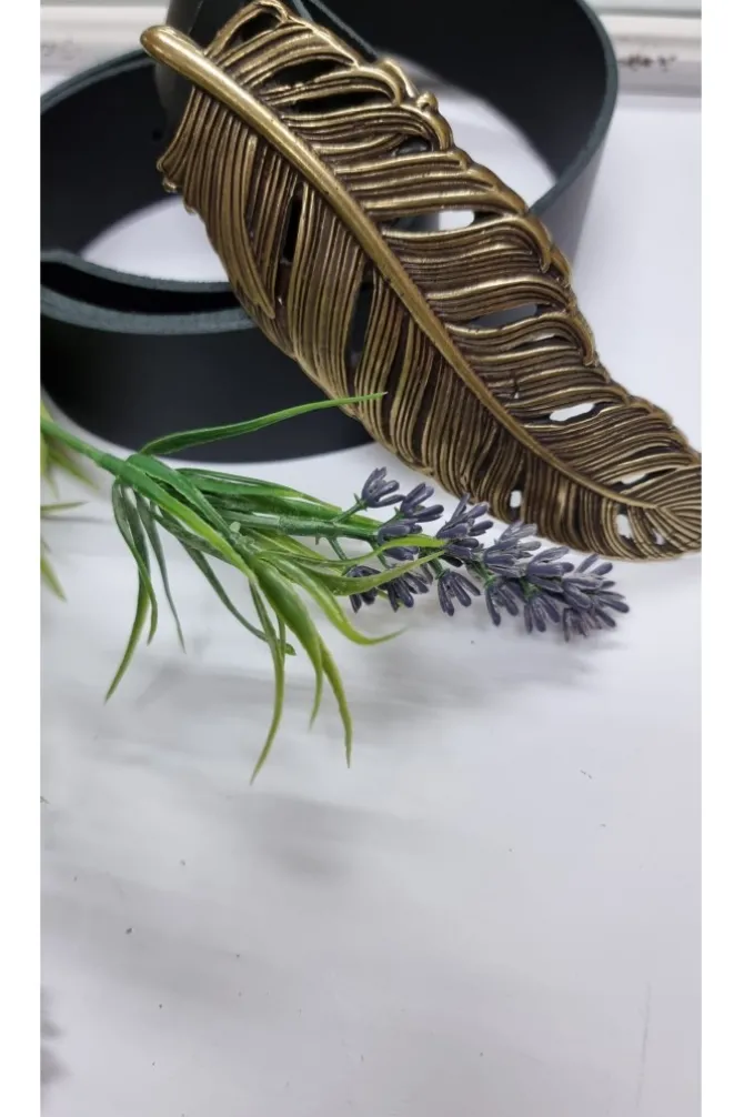 Cinturón de piel negra con hebilla pluma