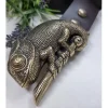 Cinturón de piel negra con hebilla camaleón dorado