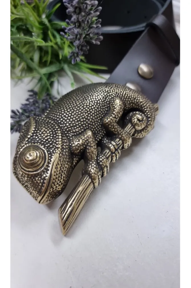 Cinturón de piel negra con hebilla camaleón dorado