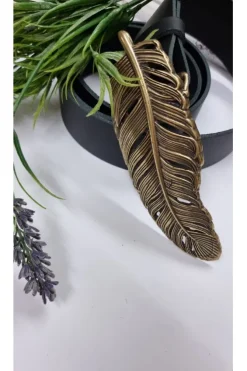Cinturón de piel negra con hebilla pluma