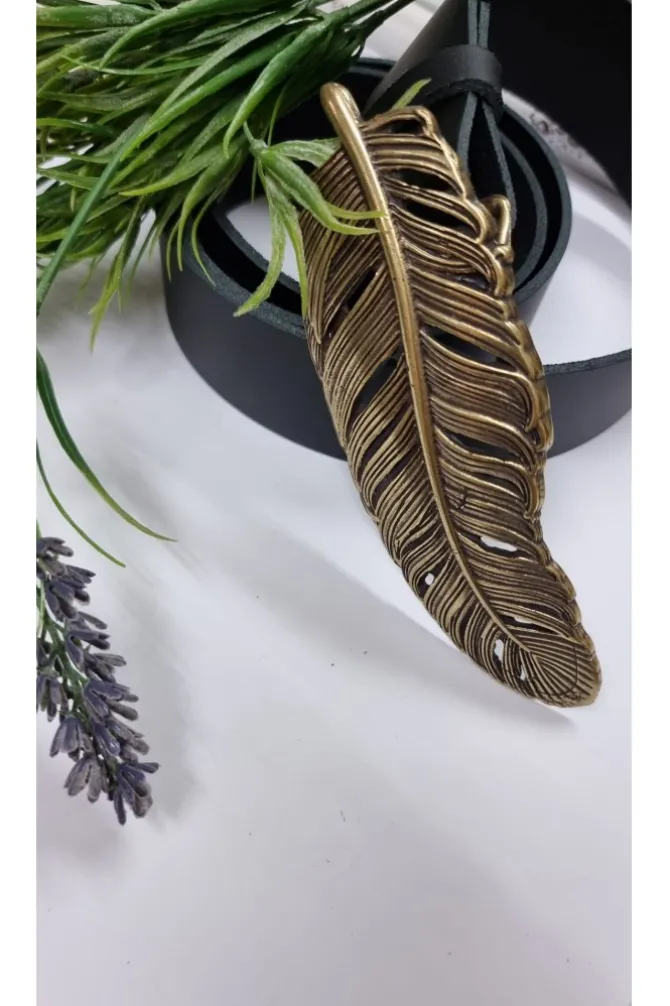 Cinturón de piel negra con hebilla pluma