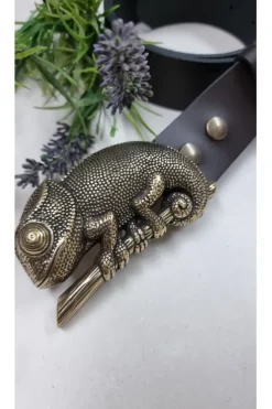 Cinturón de piel negra con hebilla camaleón dorado