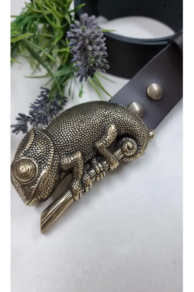 Cinturón de piel negra con hebilla camaleón dorado