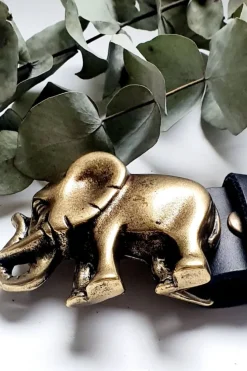 Cinturón de piel negro con hebilla elefante