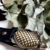 Cinturón de piel negro con hebilla tortuga