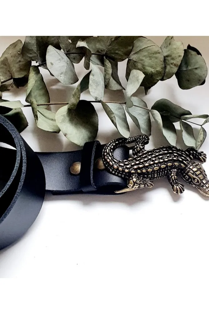 Cinturón de piel negro con hebilla cocodrilo