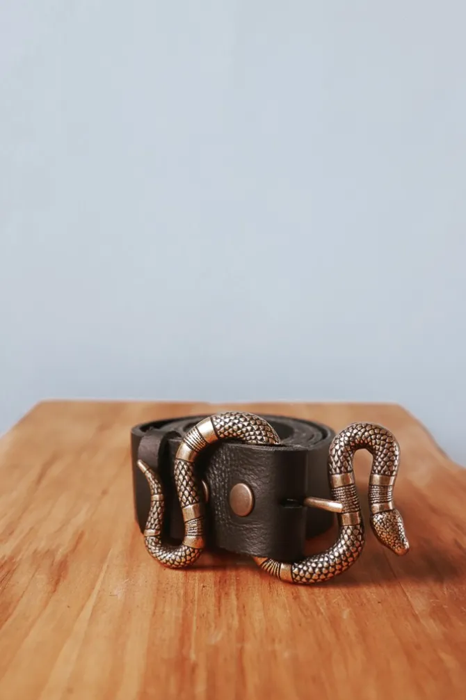 Cinturón de piel negro con hebilla serpiente
