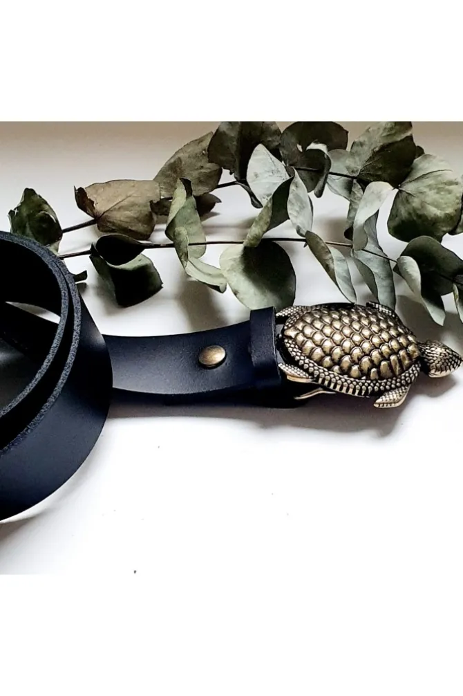 Cinturón de piel negro con hebilla tortuga
