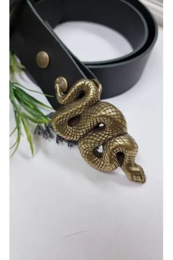 Cinturón de piel negro con hebilla serpiente